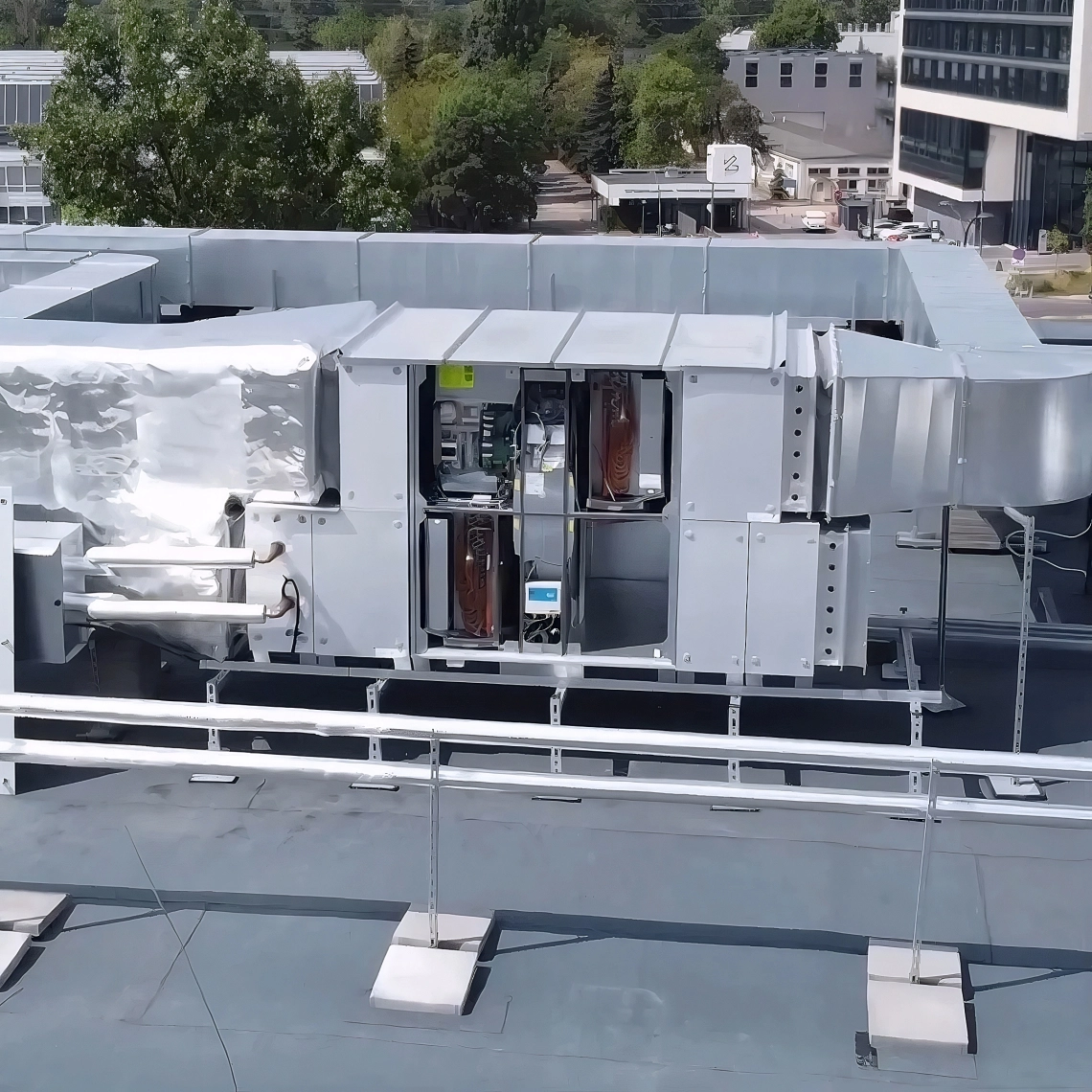 Монтаж вентиляционной установки MyCond BreezMe HP с тепловым насосом на крыше здания