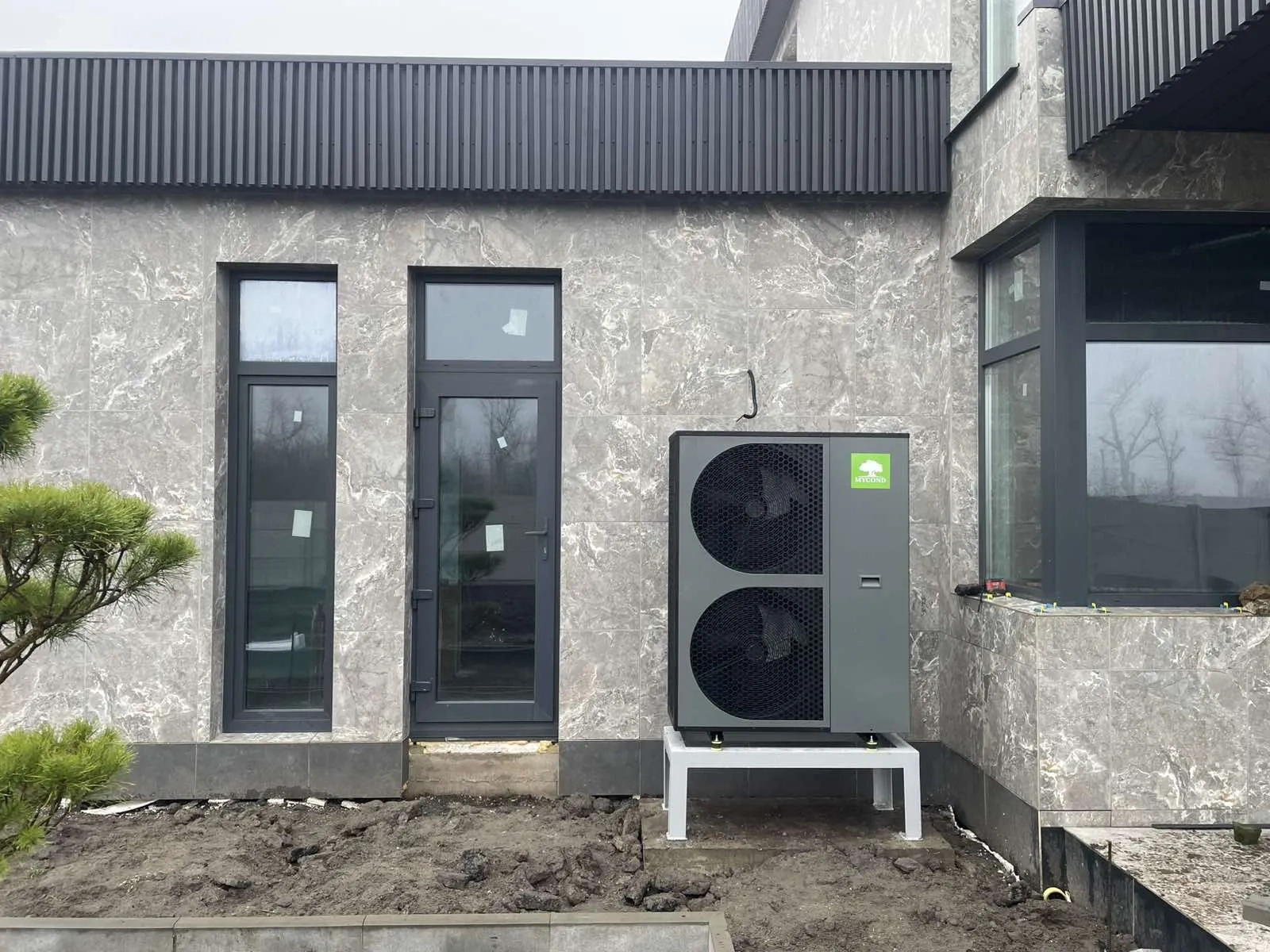 Современный частный дом с тепловым насосом Mycond BeeThermic Monoblock